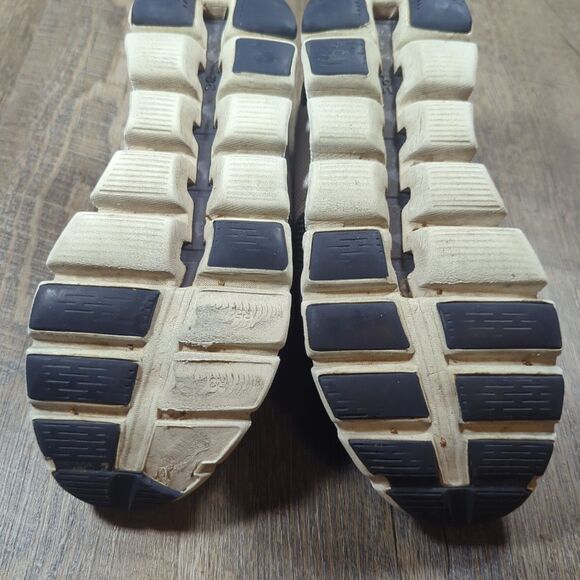 On Running Athletic Shoes in Black and Gray - Picture 11 of 12